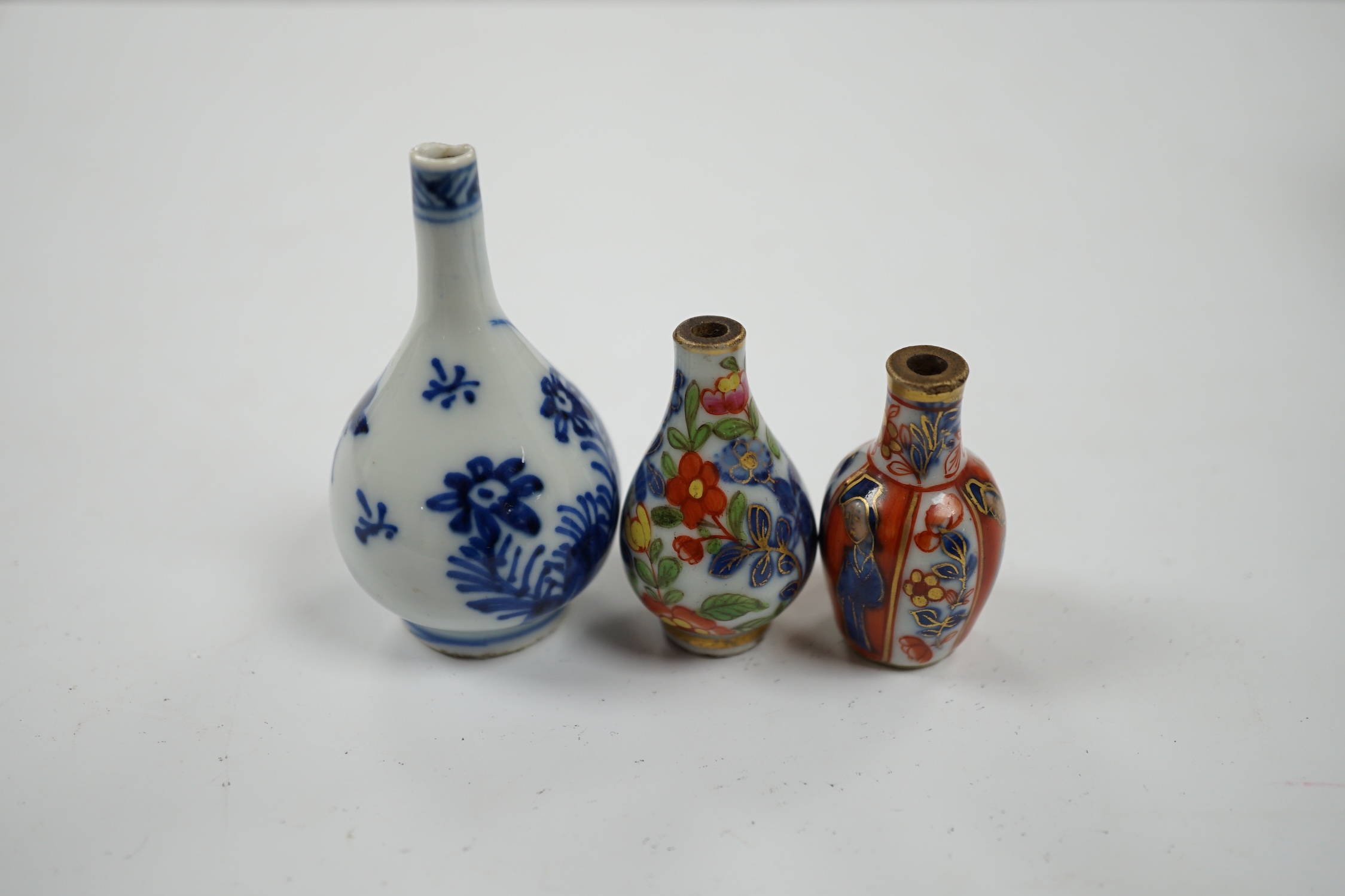 Chinese Kangxi porcelain comprising a blue and white tea caddy and three miniature vases, tallest 11cm (4). Condition - poor
